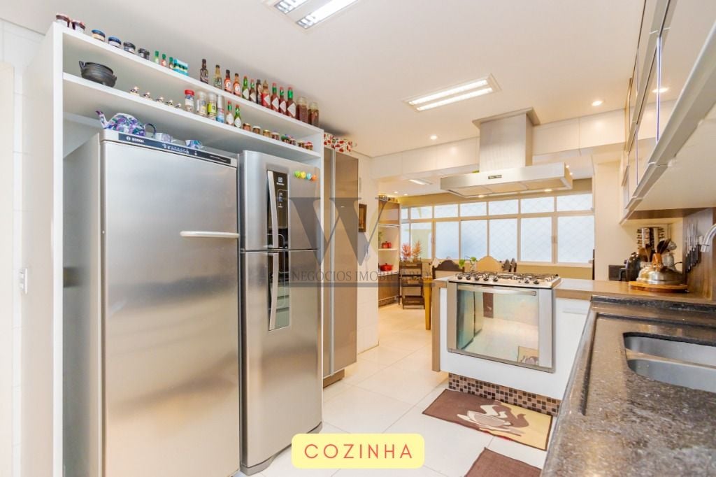 Apartamento reformado à venda com 4 suítes no Centro Cívico Cu...