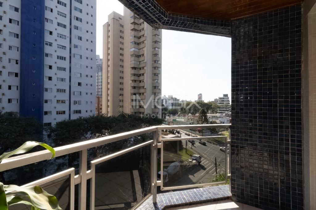 Apartamento com 3 suítes à venda no Água Verde - Curitiba PR