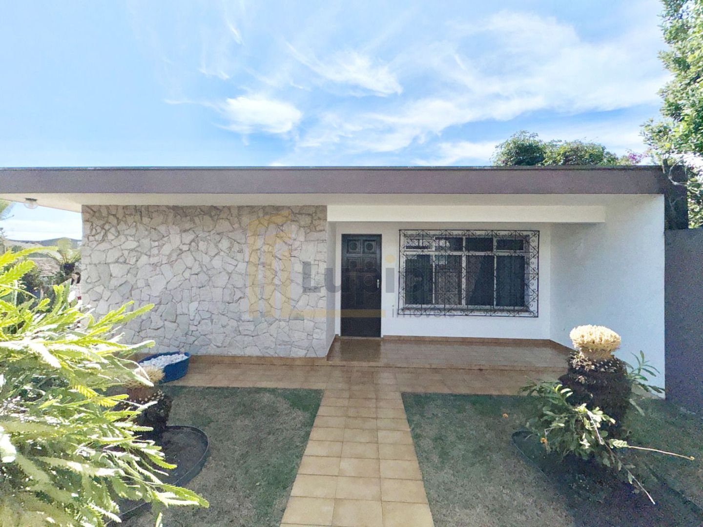Casa ao lado da Av Winston Churchill | Zoneamento Eixo estrutural