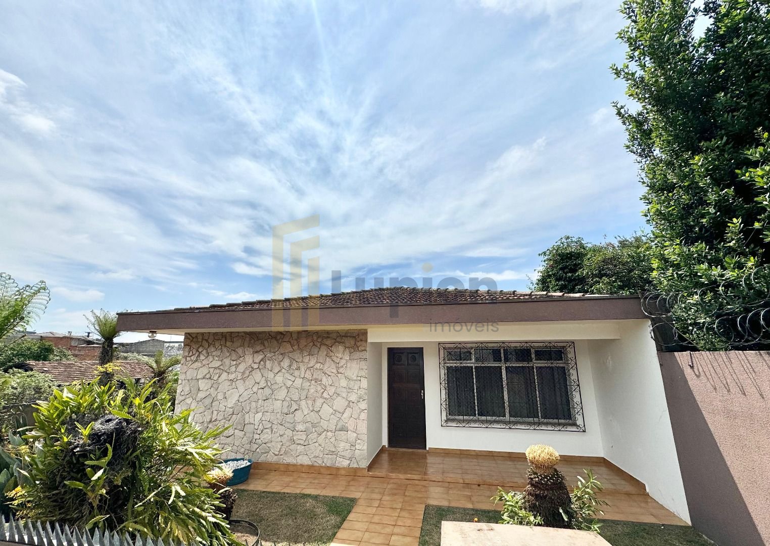 Casa ao lado da Av Winston Churchill | Zoneamento Eixo estrutural