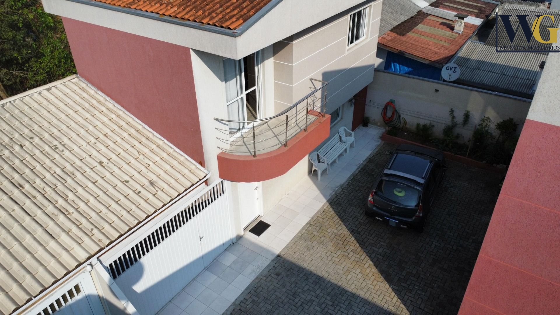 Sobrado aceita troca por apartamento na região sul de Curitiba.