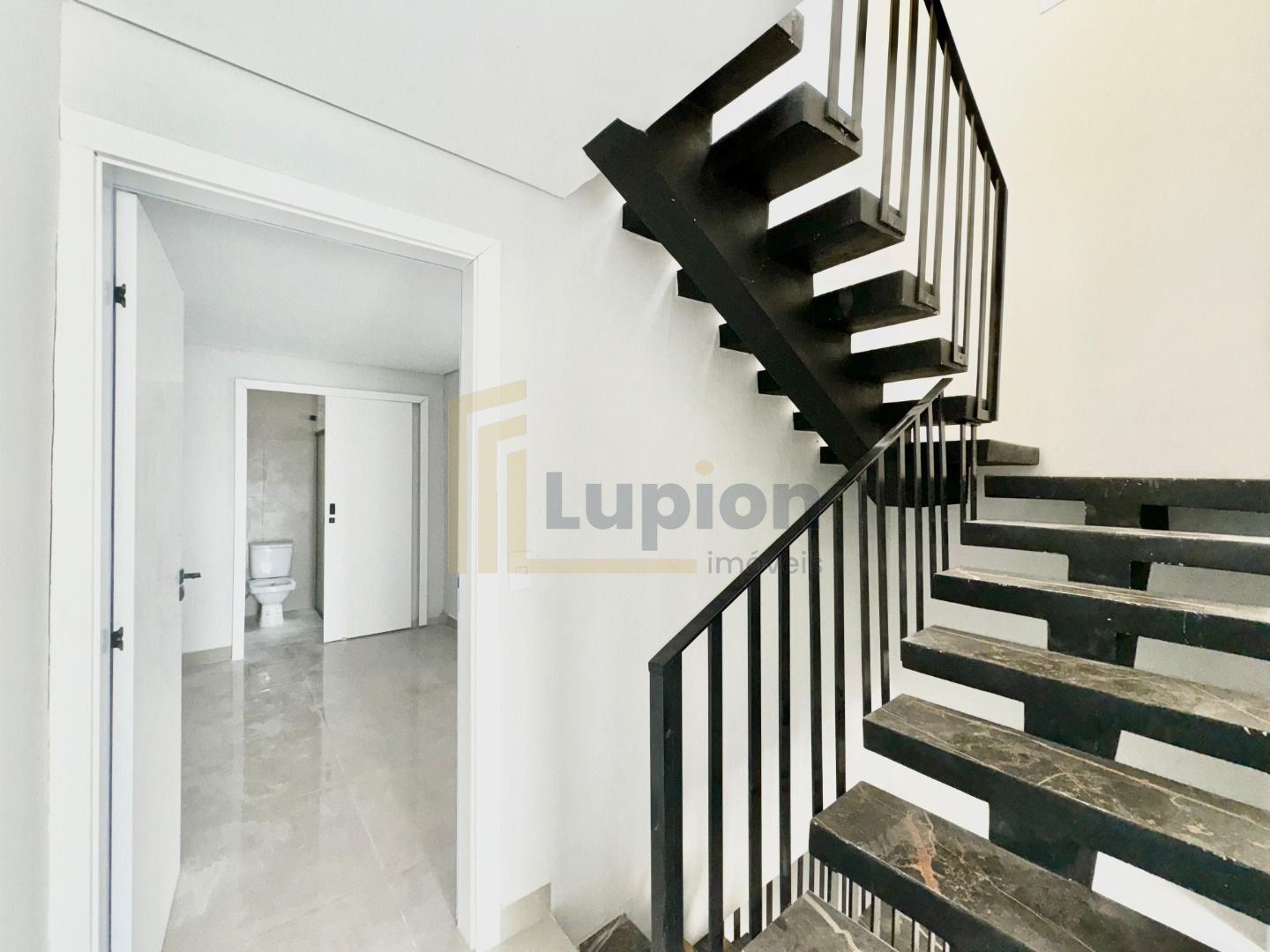 Sobrado com 2 Suítes à venda, com 88.00 m , sítio cercado, CUR...