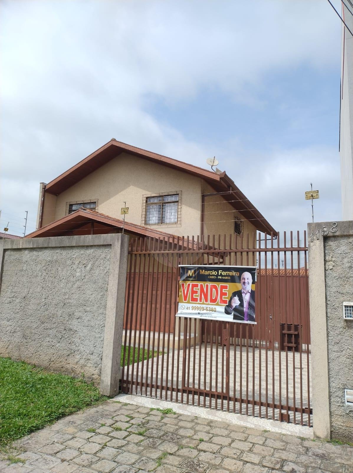 Sobrado à venda bairro Uberaba - Ctba - PR, oportunidade única de investimento.