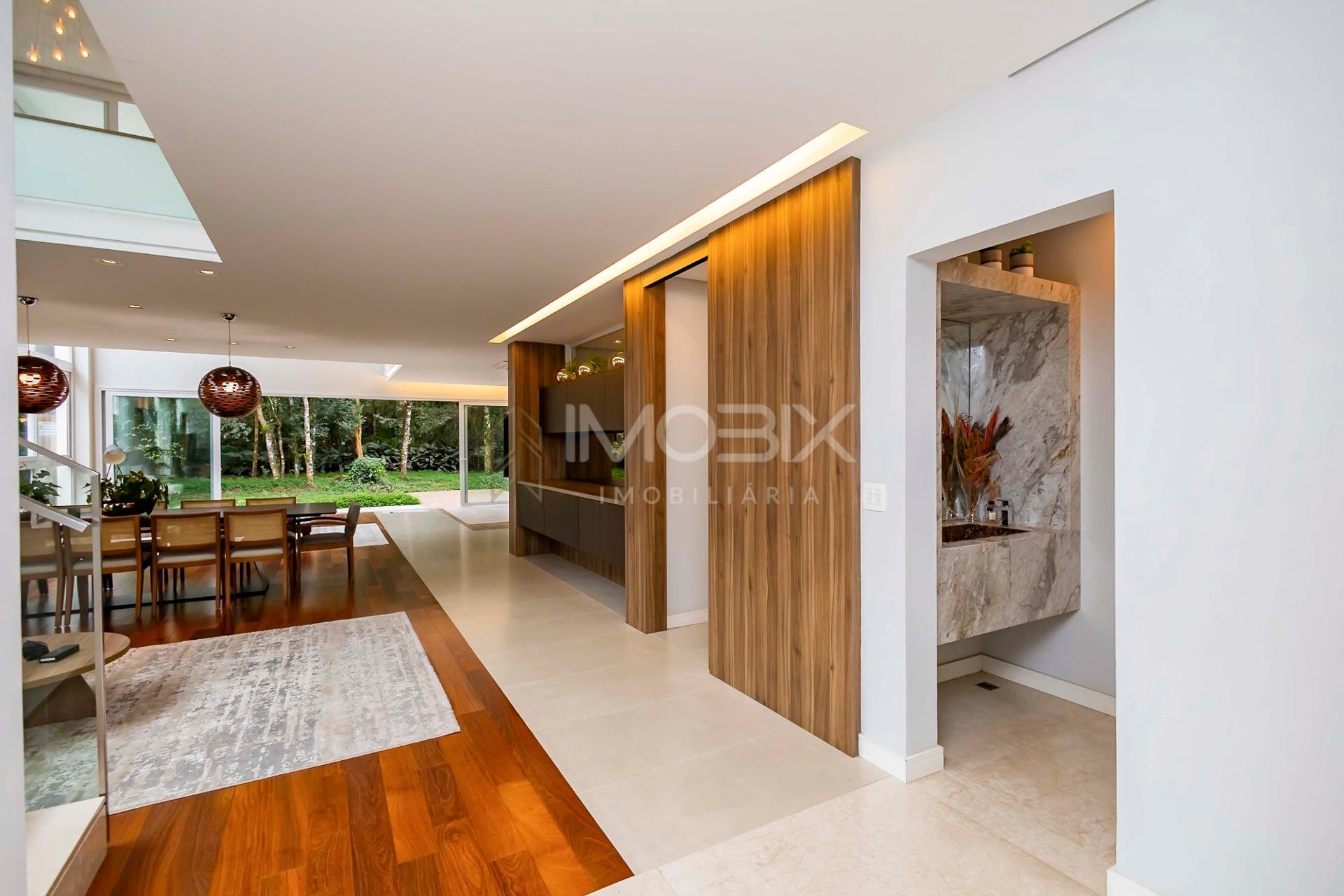 Casa à Venda, Cond. Pinewoods, 4 quartos e acesso direto ao Bo...