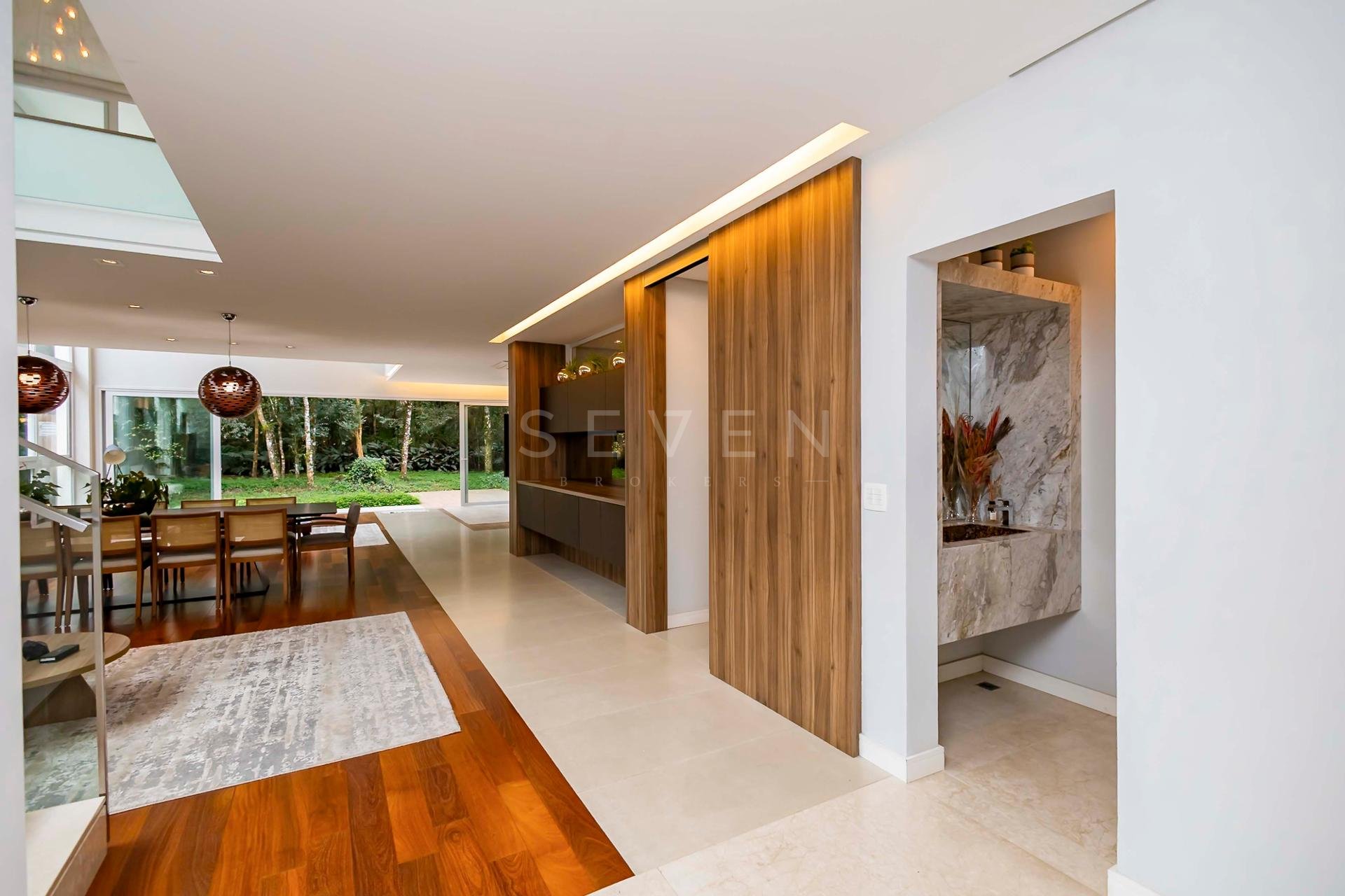 Casa à Venda, Cond. Pinewoods, 4 quartos e acesso direto ao Bo...