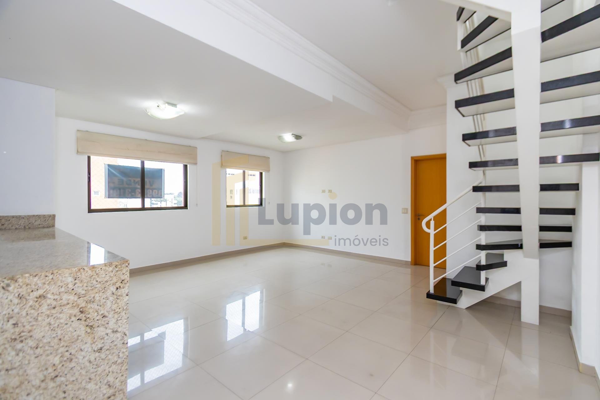 Linda cobertura a poucos passos do Jardim Botânico de Curitiba.