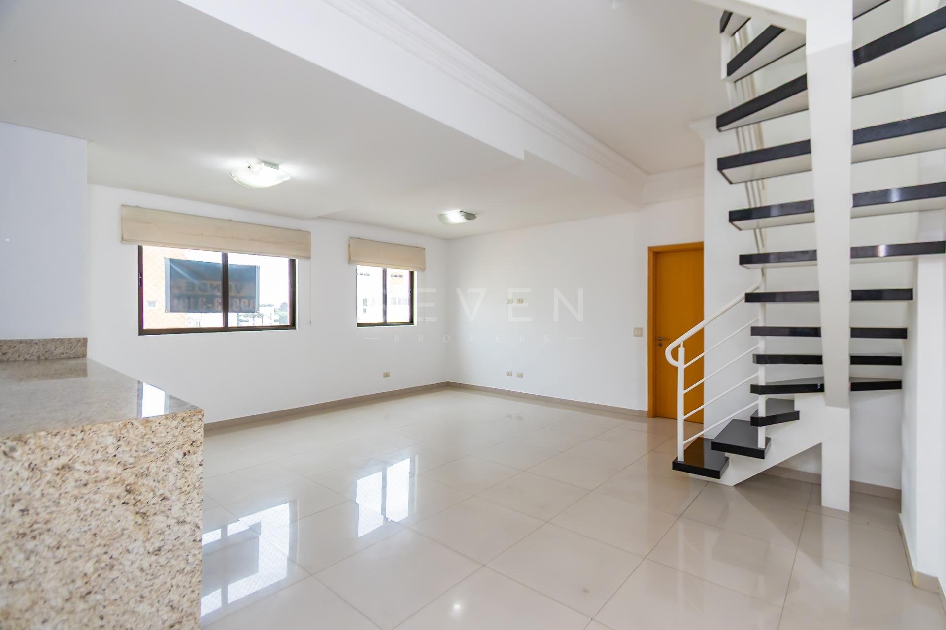 Linda cobertura a poucos passos do Jardim Botânico de Curitiba.