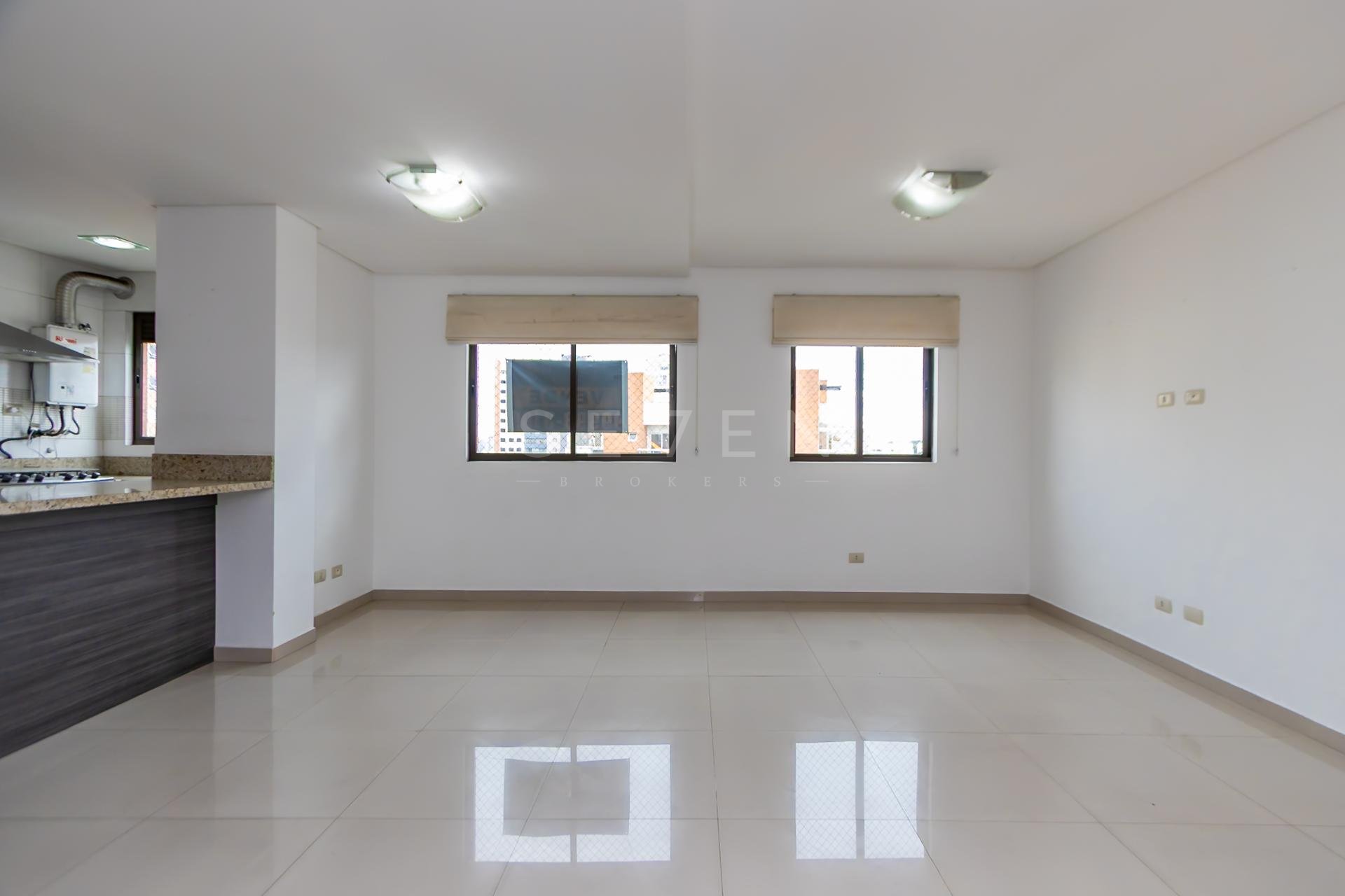 Linda cobertura a poucos passos do Jardim Botânico de Curitiba.