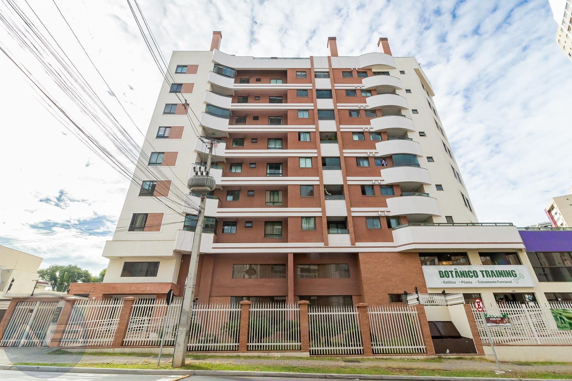 Linda cobertura a poucos passos do Jardim Bot?nico de Curitiba.