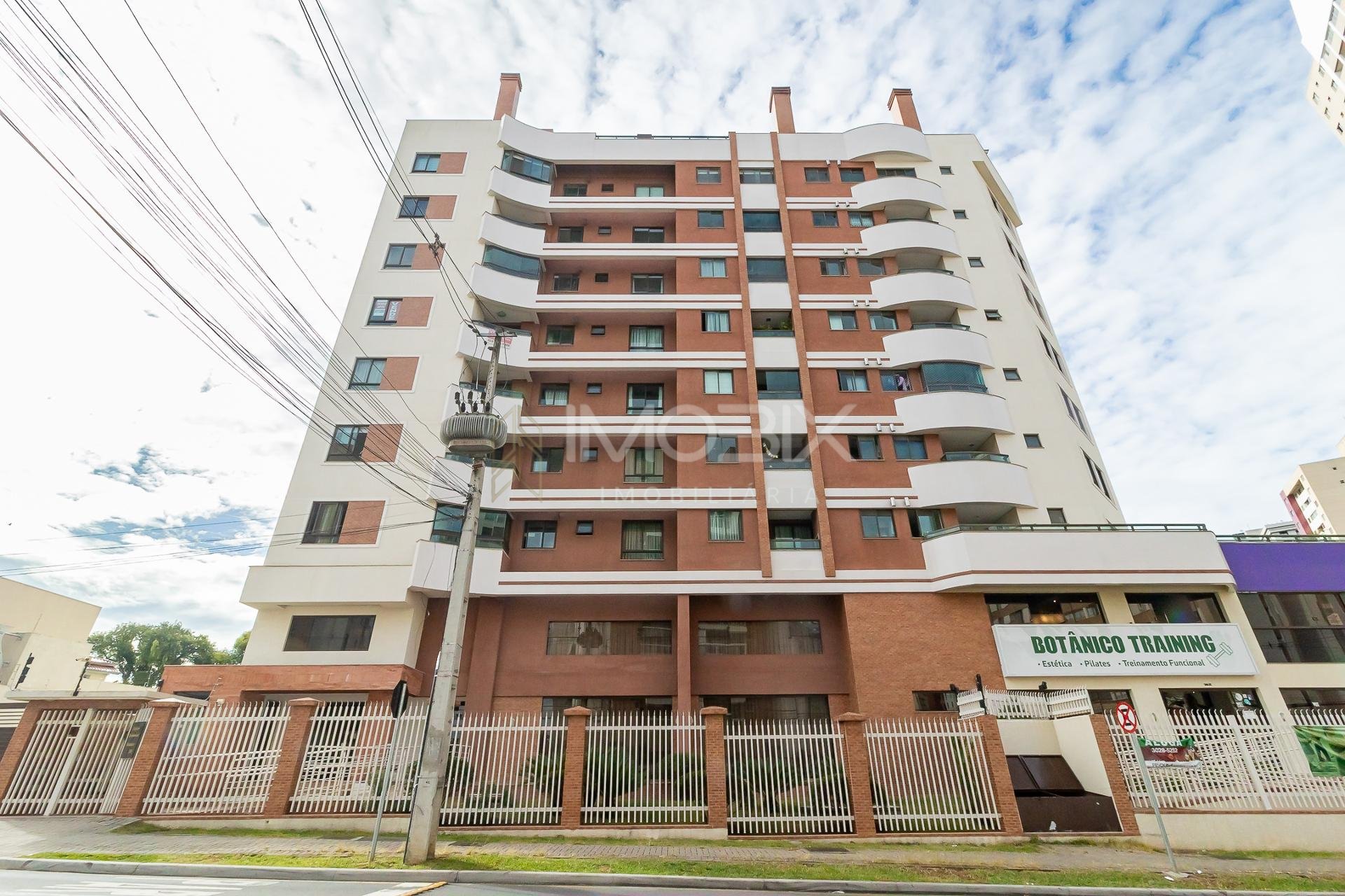 Linda cobertura a poucos passos do Jardim Botânico de Curitiba.