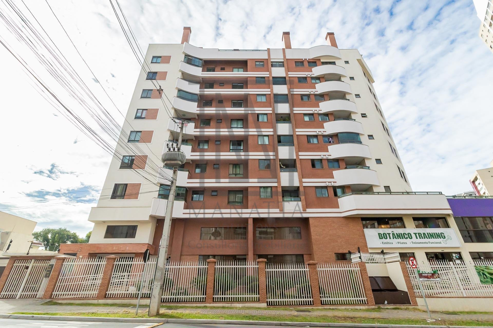Linda cobertura a poucos passos do Jardim Botânico de Curitiba.