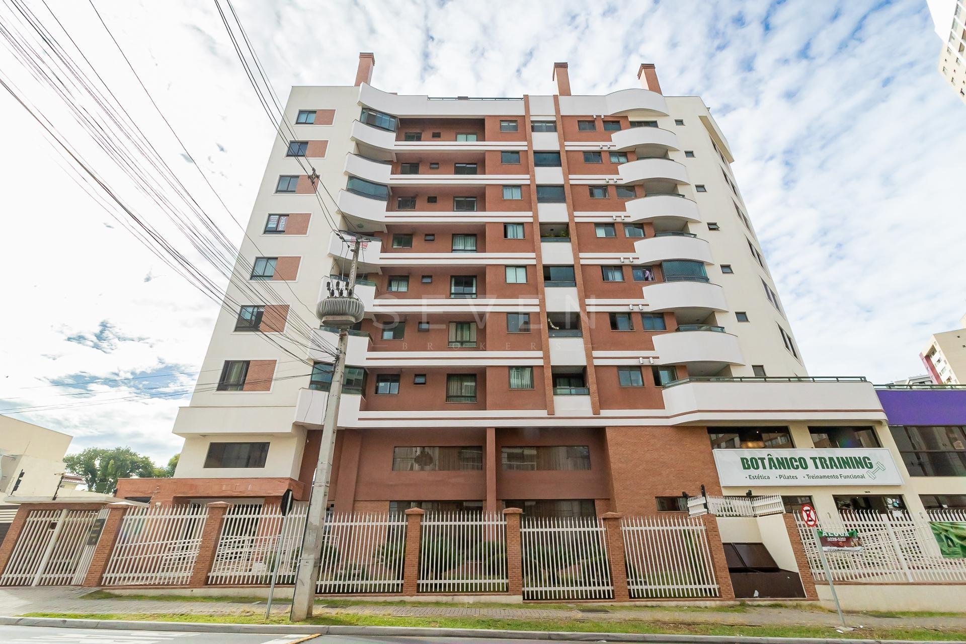 Linda cobertura a poucos passos do Jardim Botânico de Curitiba.