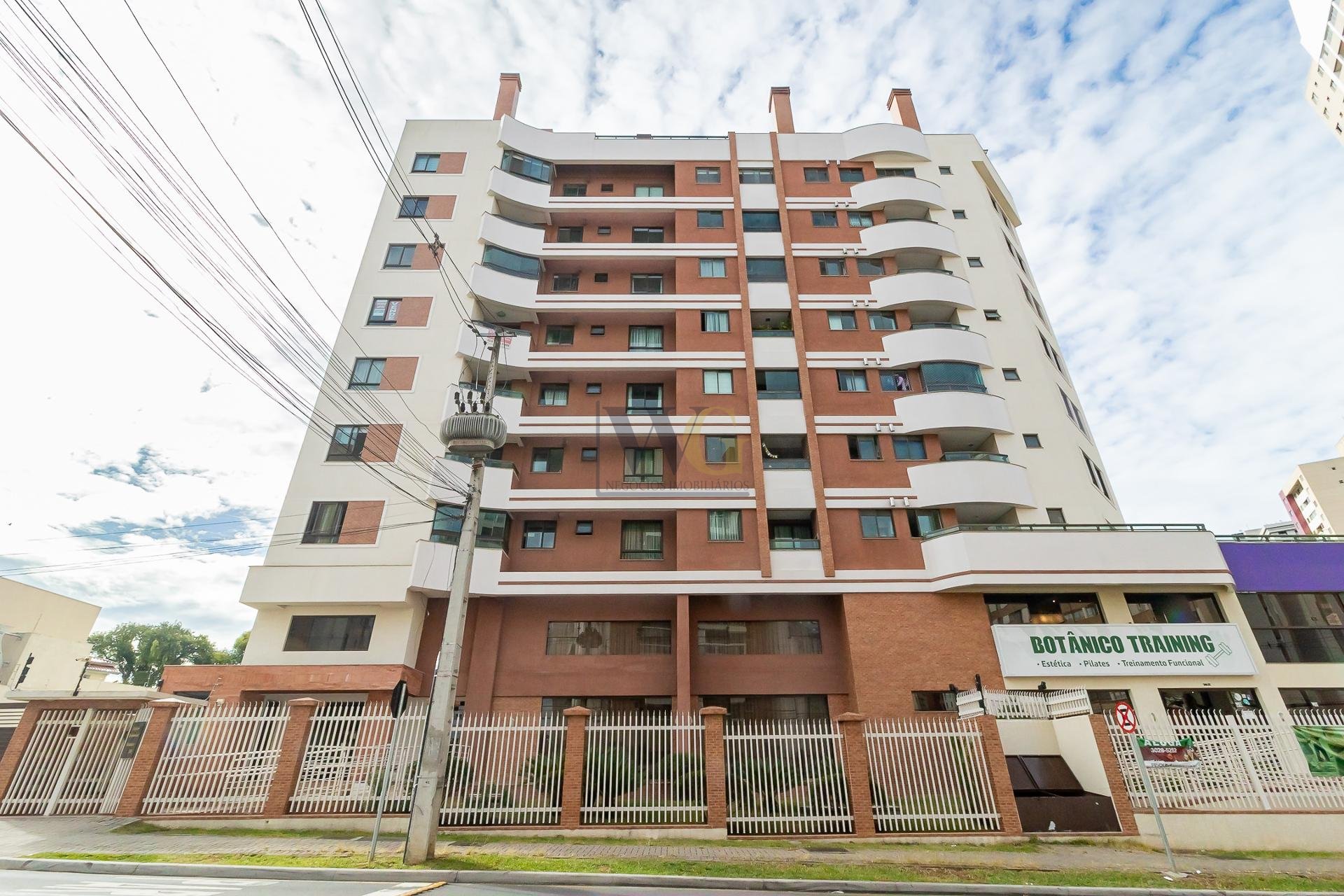 Linda cobertura a poucos passos do Jardim Botânico de Curitiba.