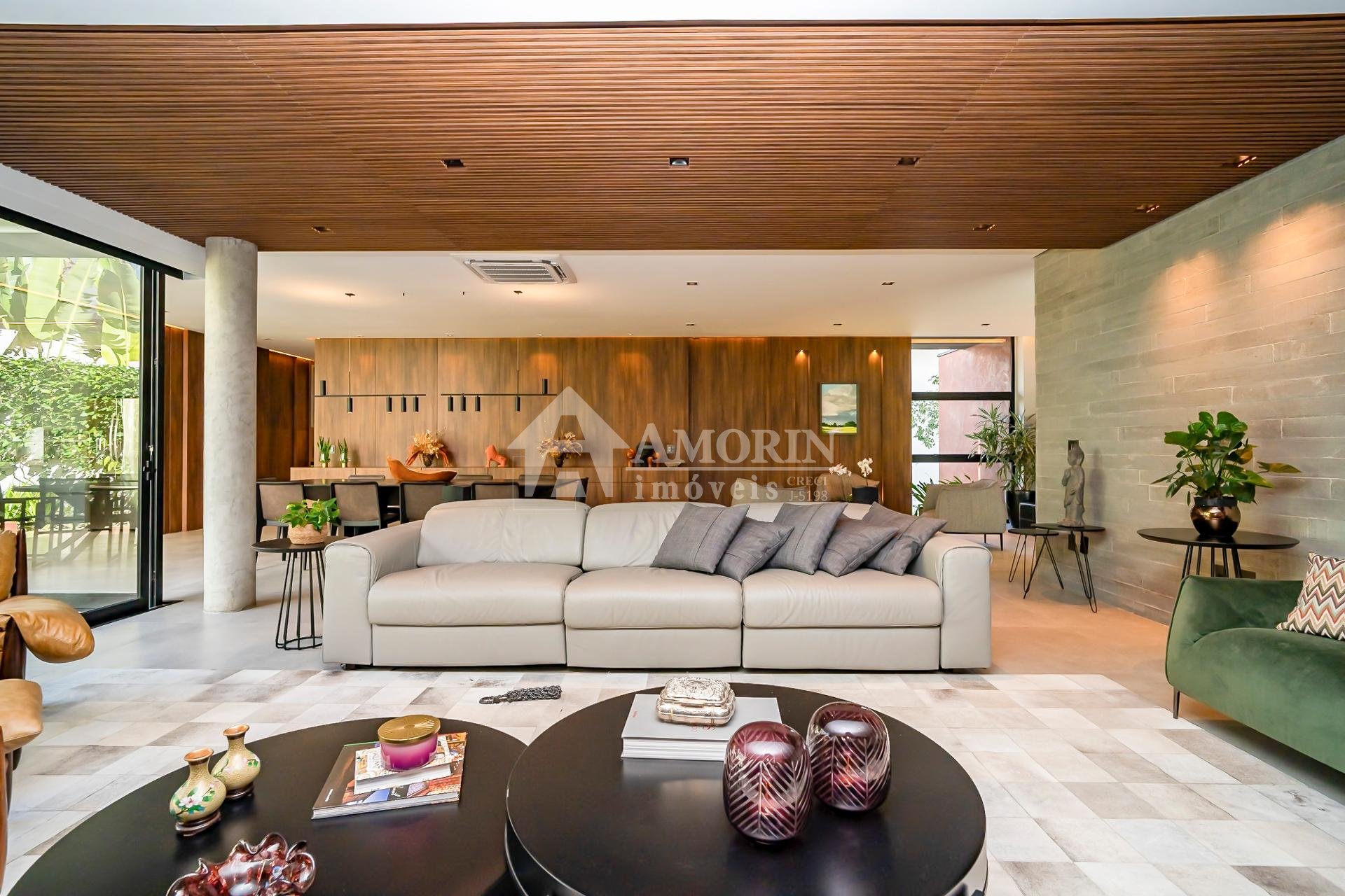 Residência conta com 701 m  de terreno e 562 m  de área privat...