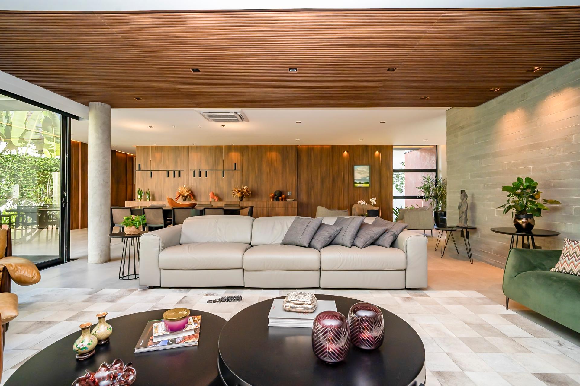 Residência conta com 701 m  de terreno e 562 m  de área privativa em Alphaville