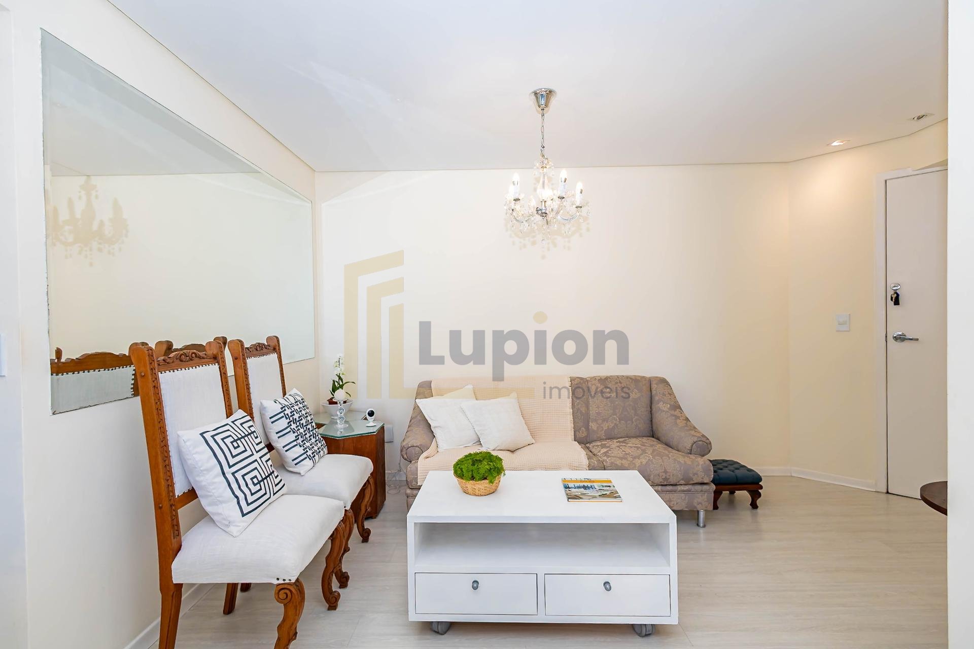 Apartamento 5  Andar à Venda no Cabral | 2 Quartos | Vista 360...