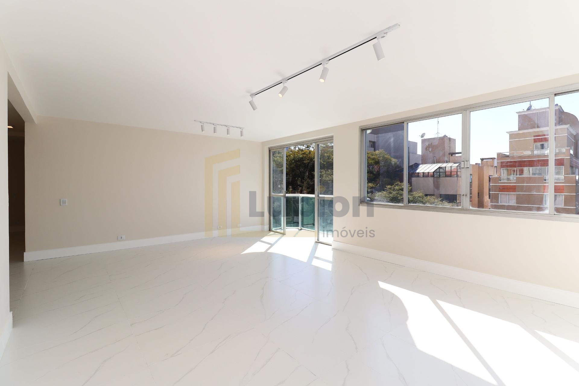 Lindo Apartamento reformado em frente ao Curitibano, água verd...