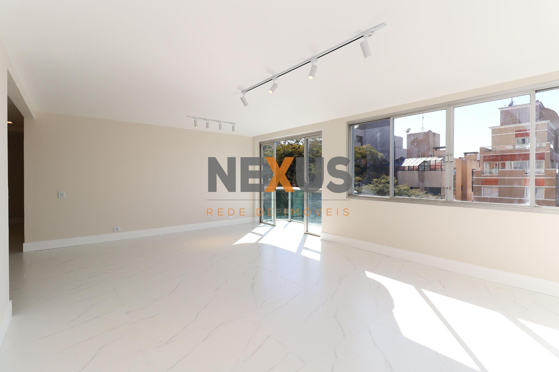 Lindo Apartamento reformado em frente ao Curitibano, água verd...
