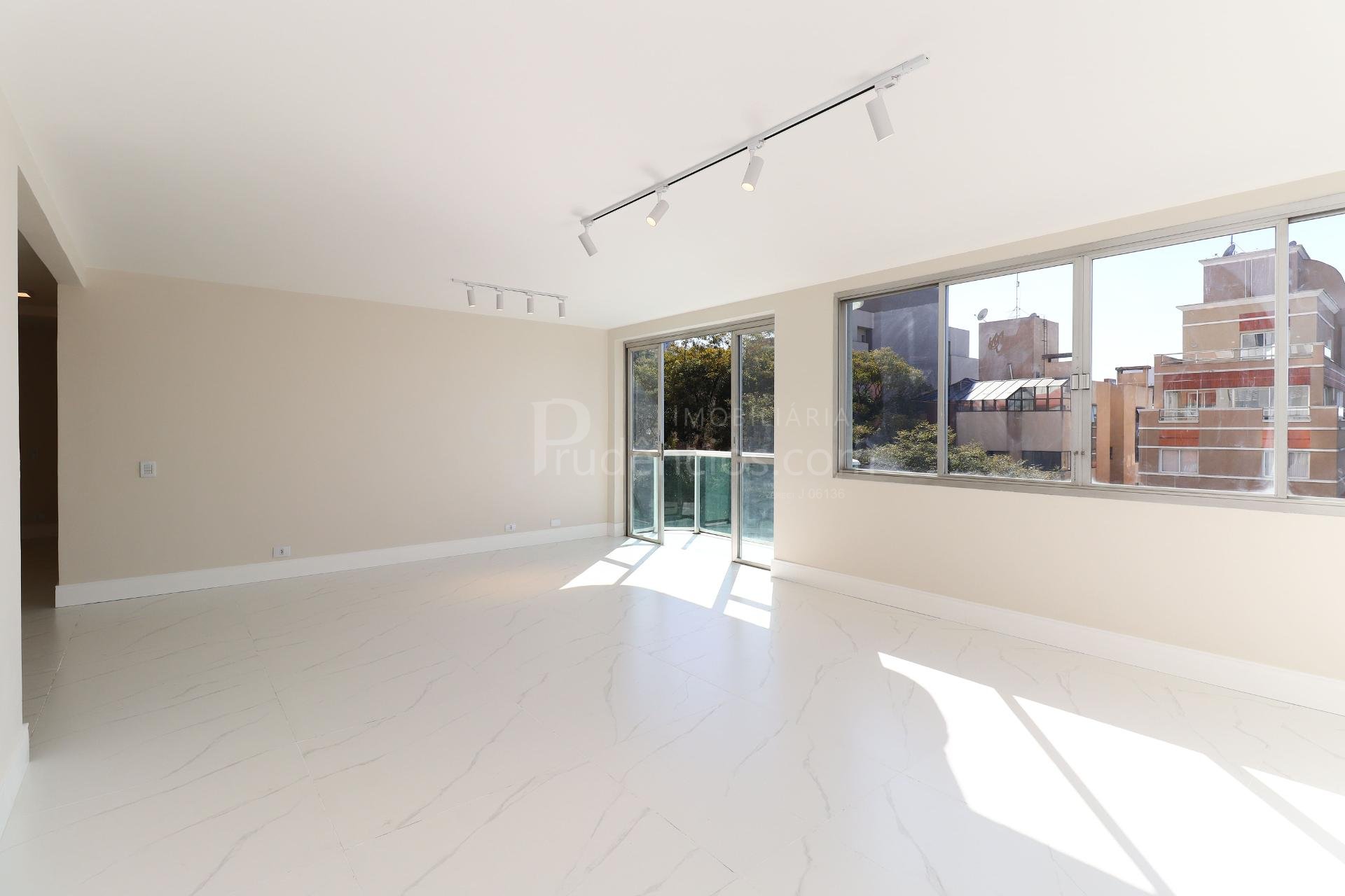 Lindo Apartamento reformado em frente ao Curitibano, água verd...