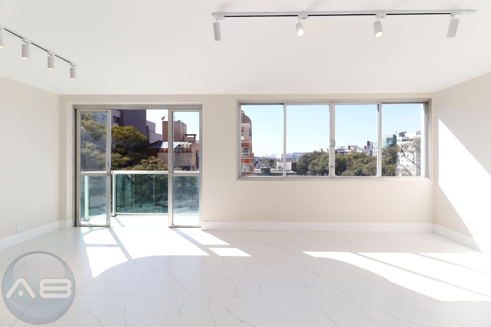 Lindo Apartamento reformado em frente ao Curitibano, água verd...