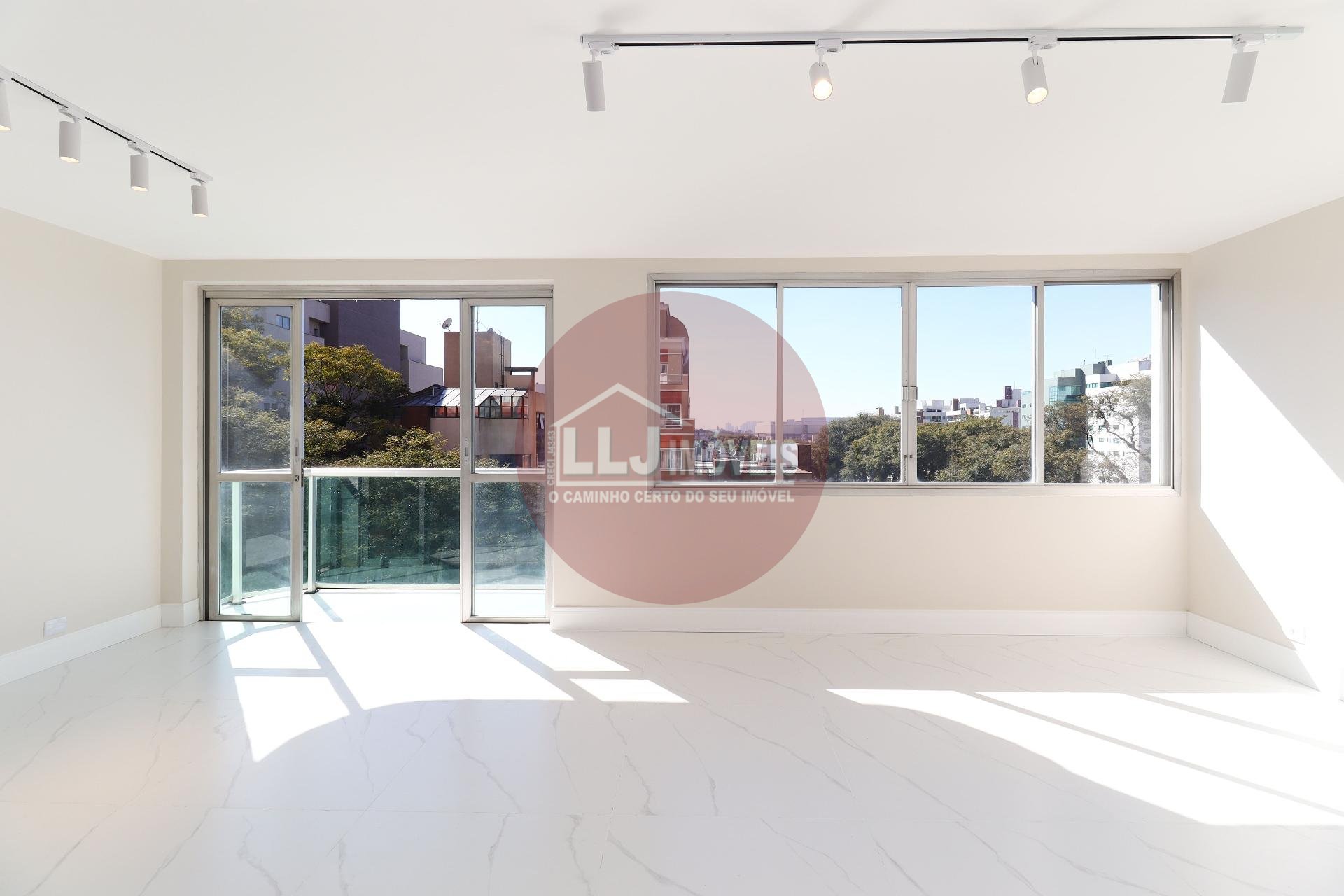 Lindo Apartamento reformado em frente ao Curitibano, água verde, CURITIBA - PR