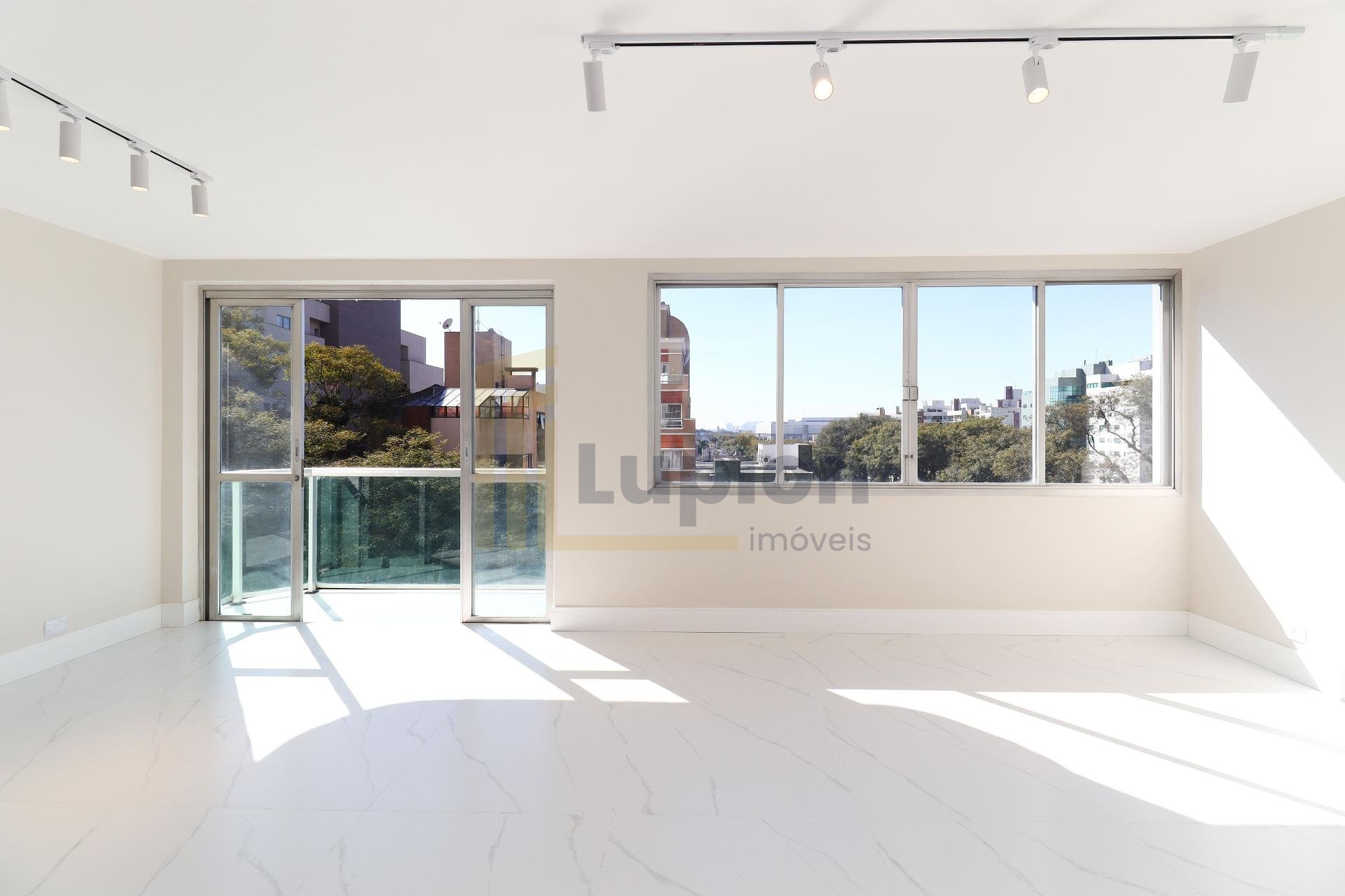 Lindo Apartamento reformado em frente ao Curitibano, água verd...
