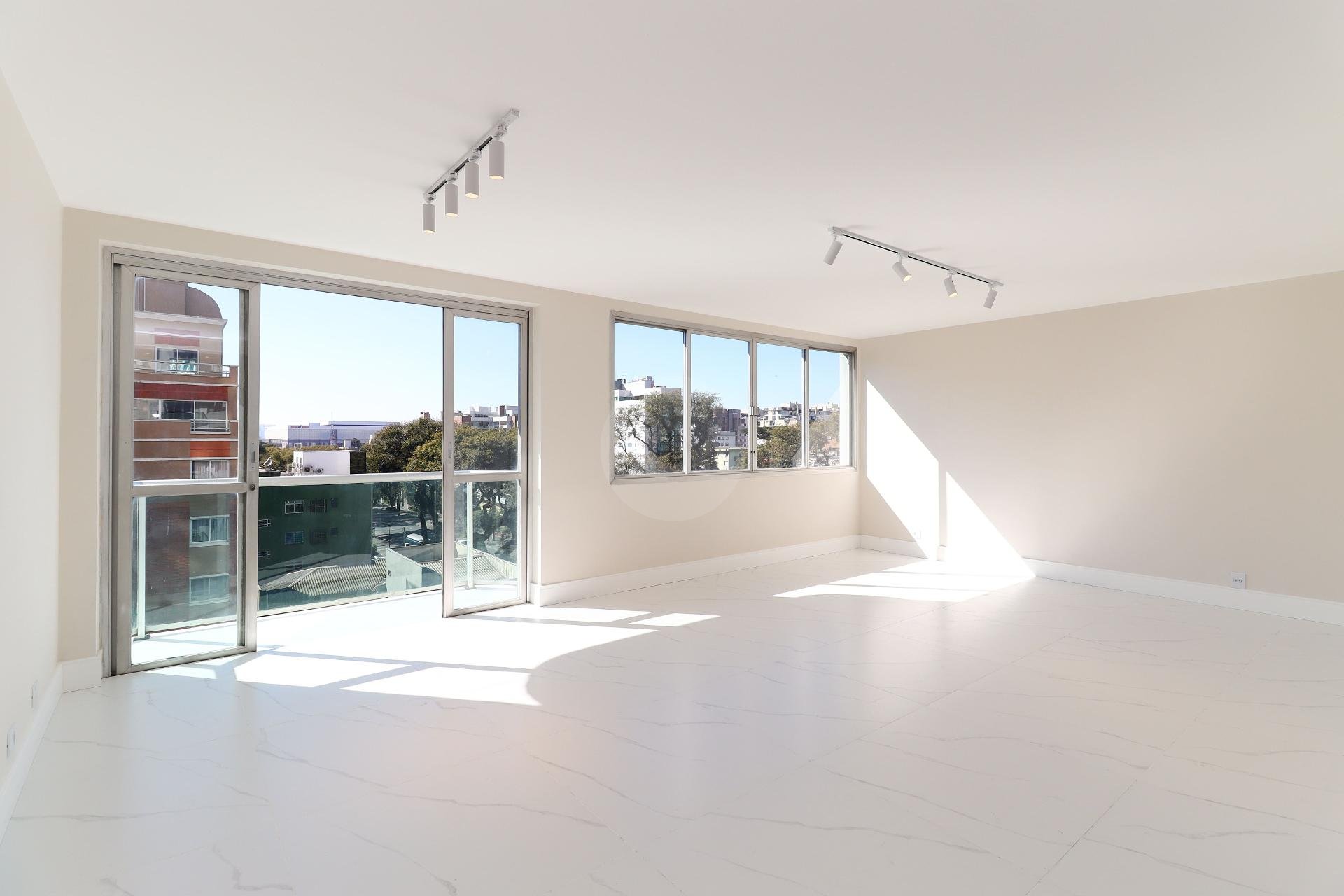 Lindo Apartamento reformado em frente ao Curitibano, água verde, CURITIBA - PR