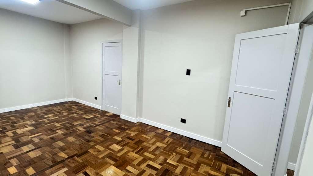 Sala comercial a venda e locação no Centro de Curitiba.