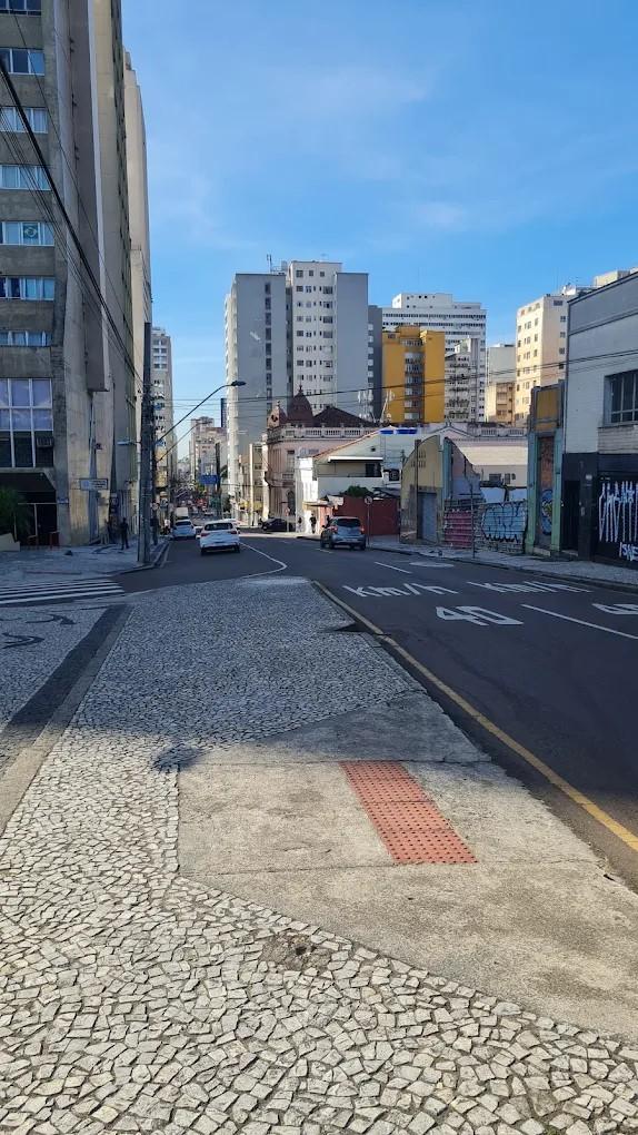 Sala comercial a venda e locação no Centro de Curitiba.