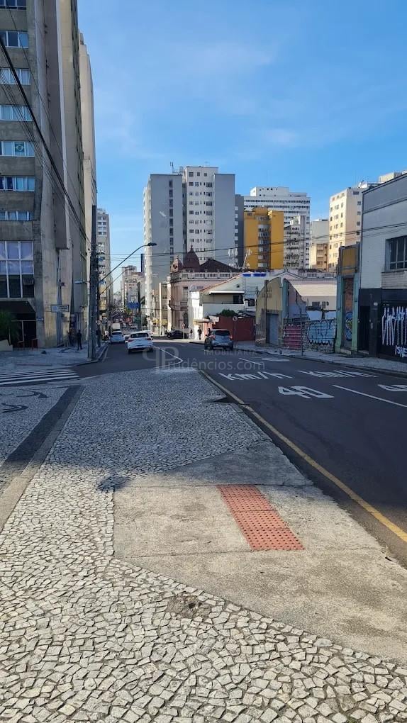 Sala comercial a venda e locação no Centro de Curitiba.