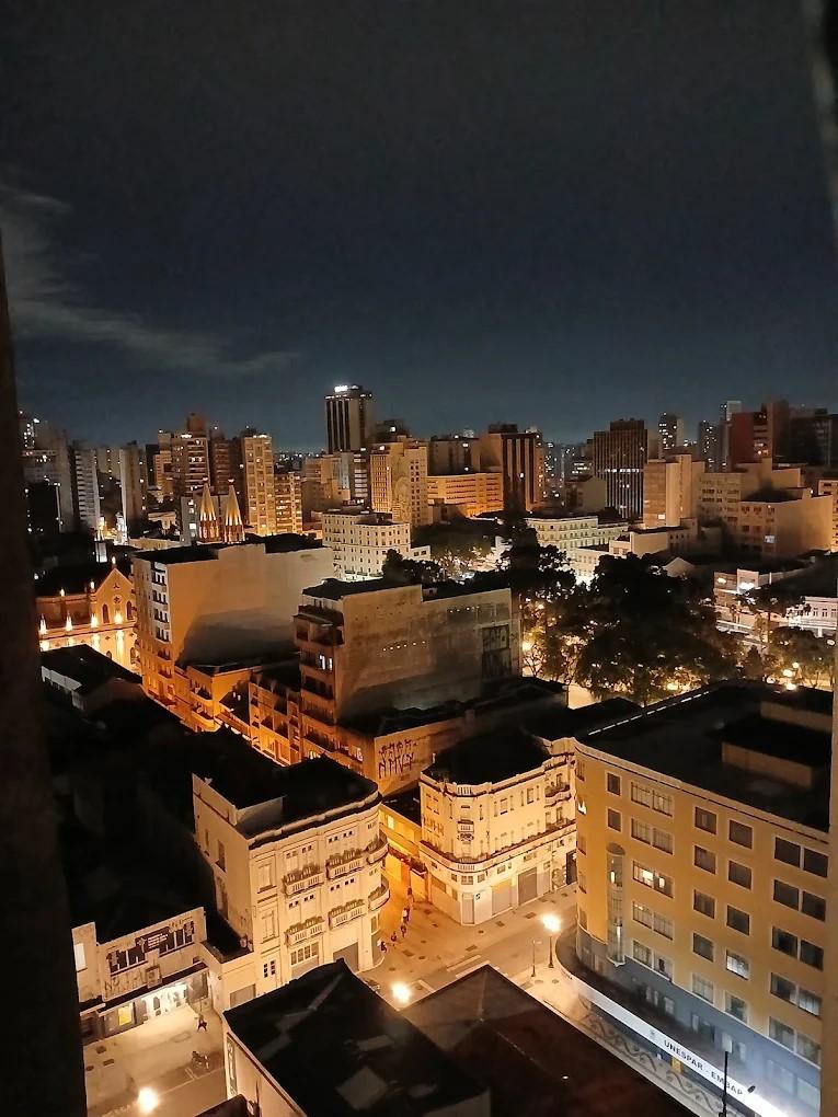 Sala comercial a venda e locação no Centro de Curitiba.