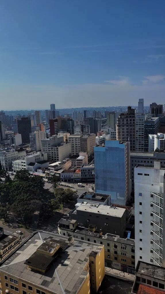 Sala comercial a venda e locação no Centro de Curitiba.