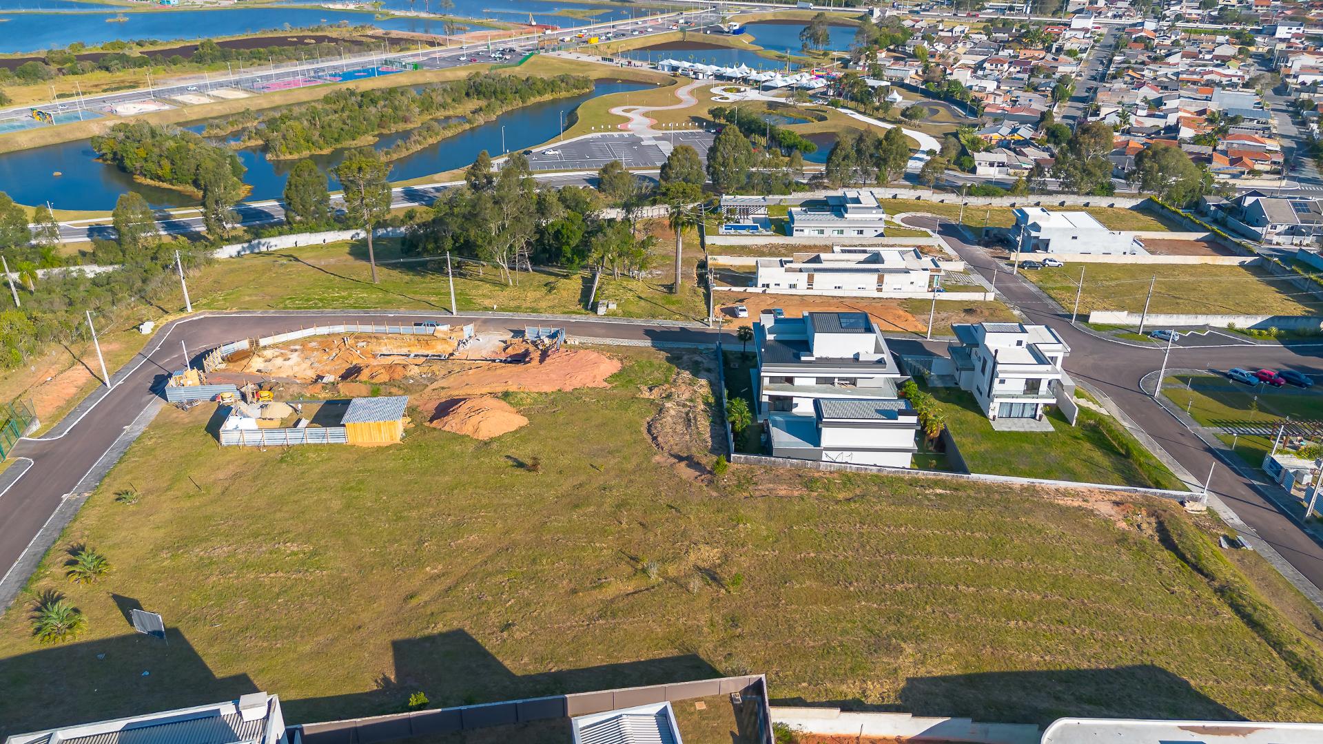 Terreno com vista permanente da Serra do Mar, condominio Bever...