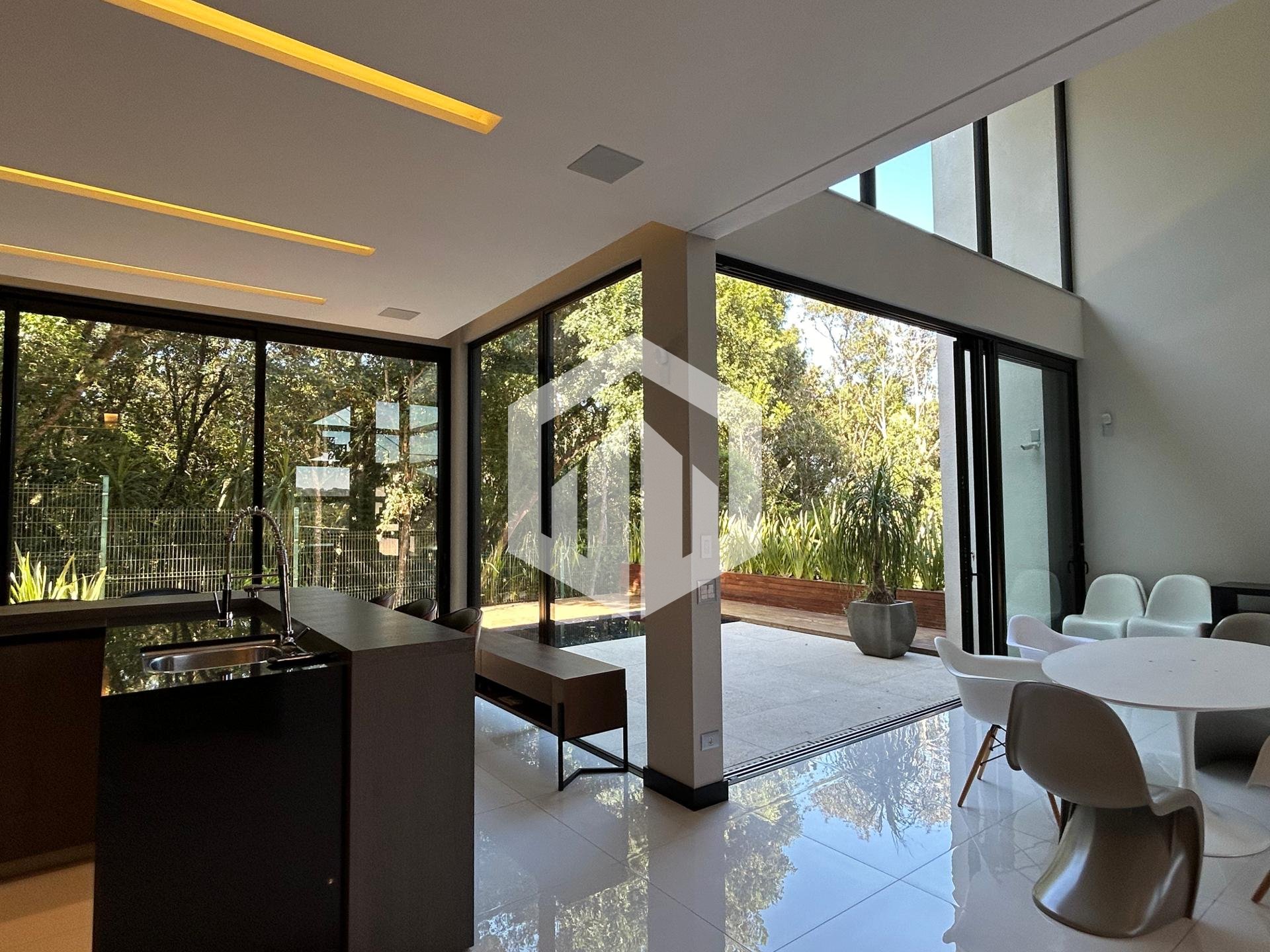 Casa de alto padrão à venda, em condomínio clube - Santa Felic...