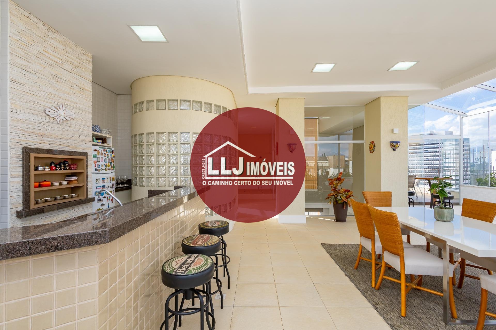 Cobertura Exclusiva 4 Quartos, 2 Suítes e Jacuzzi no Centro Cívico, Curitiba, PR