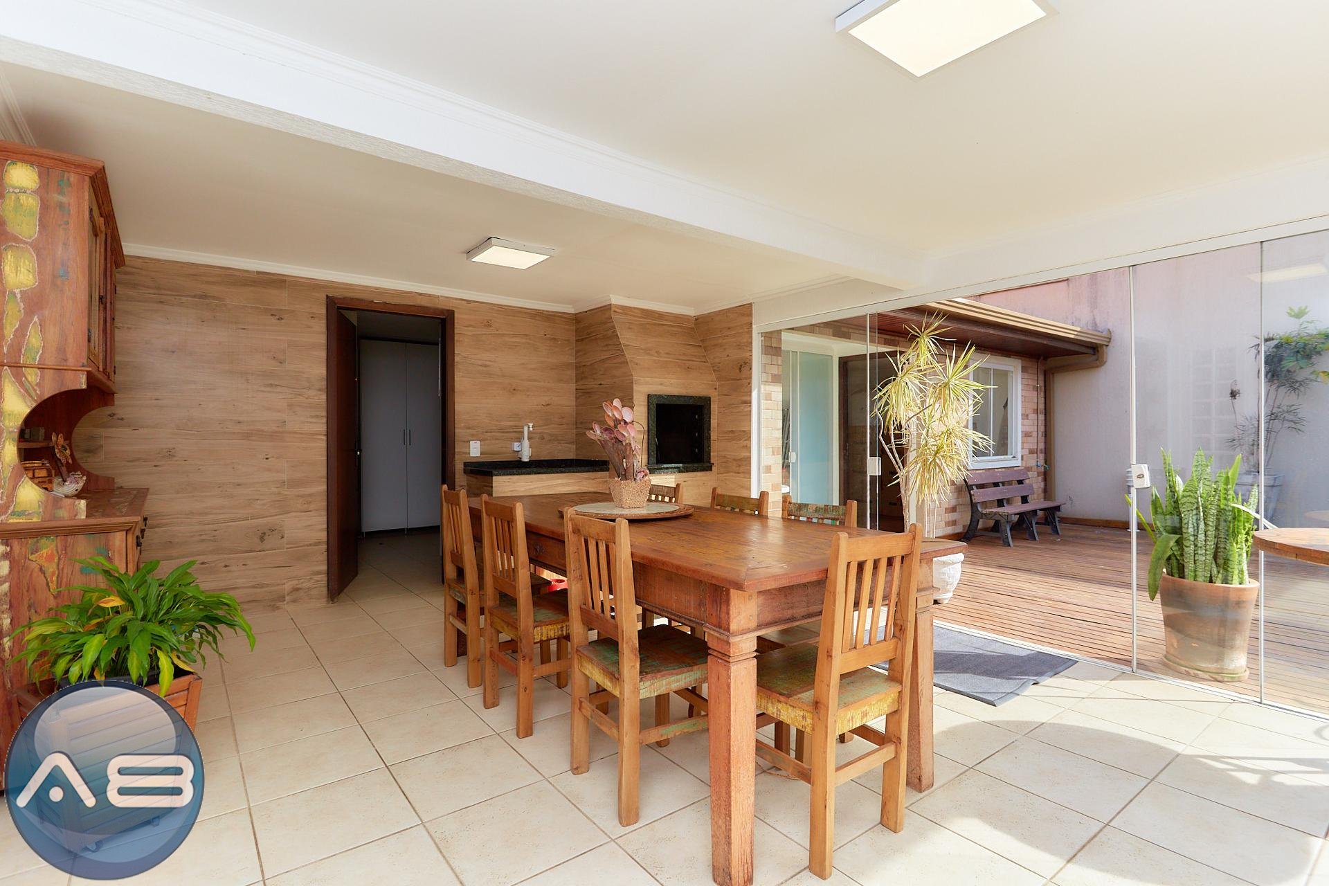 Casa com 5 dormitórios à venda, 235 m2, SANTO INÁCIO, CURITIBA...