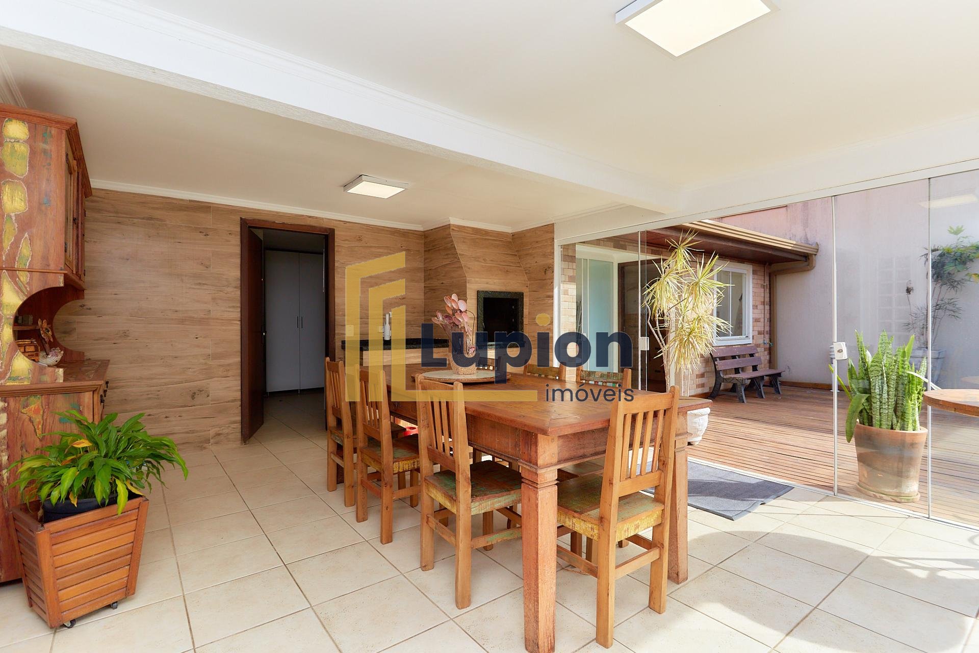 Casa com 5 dormitórios à venda, 235 m2, SANTO INÁCIO, CURITIBA...