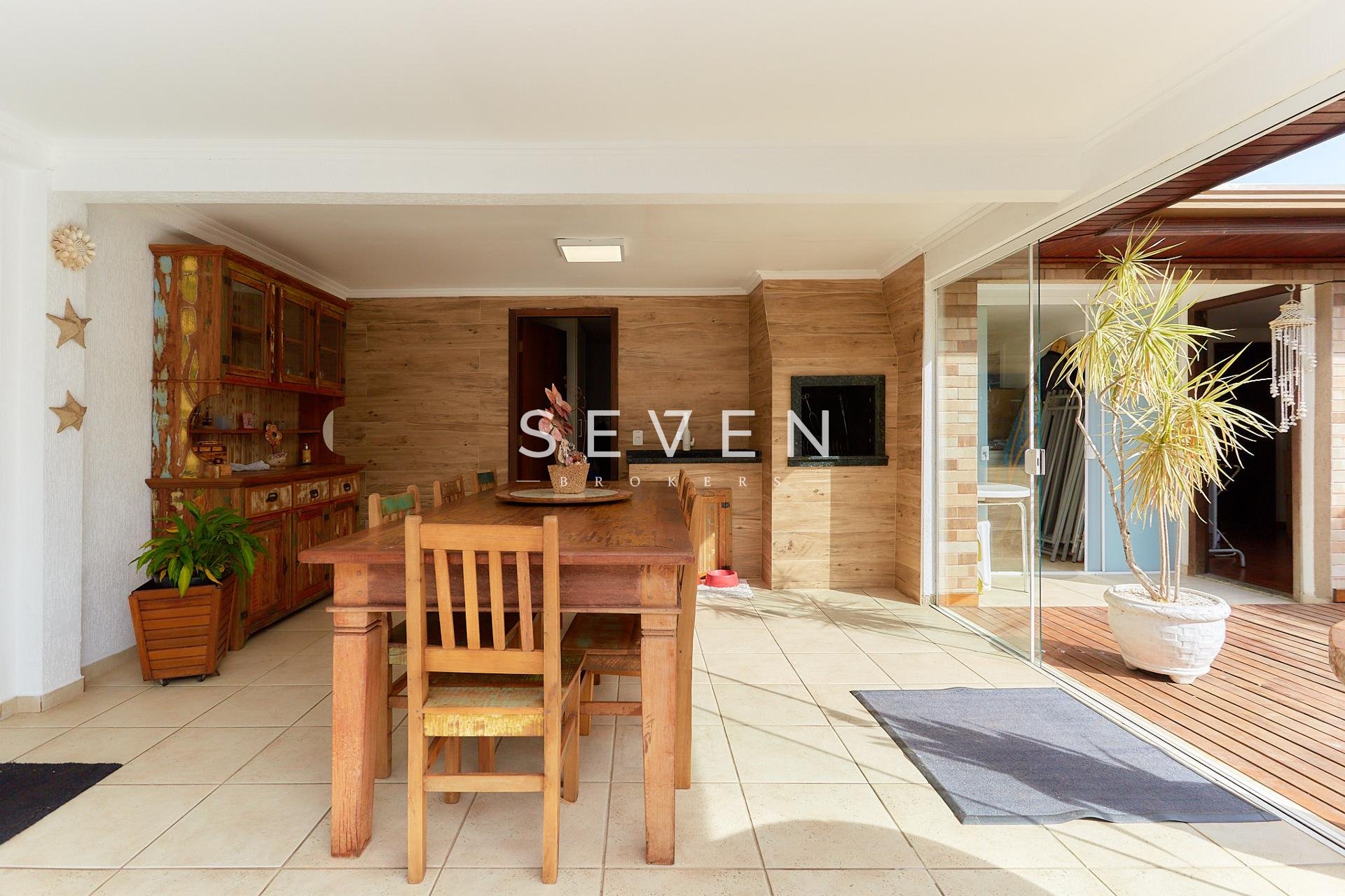 Casa com 5 dormitórios à venda, 235 m2, SANTO INÁCIO, CURITIBA...
