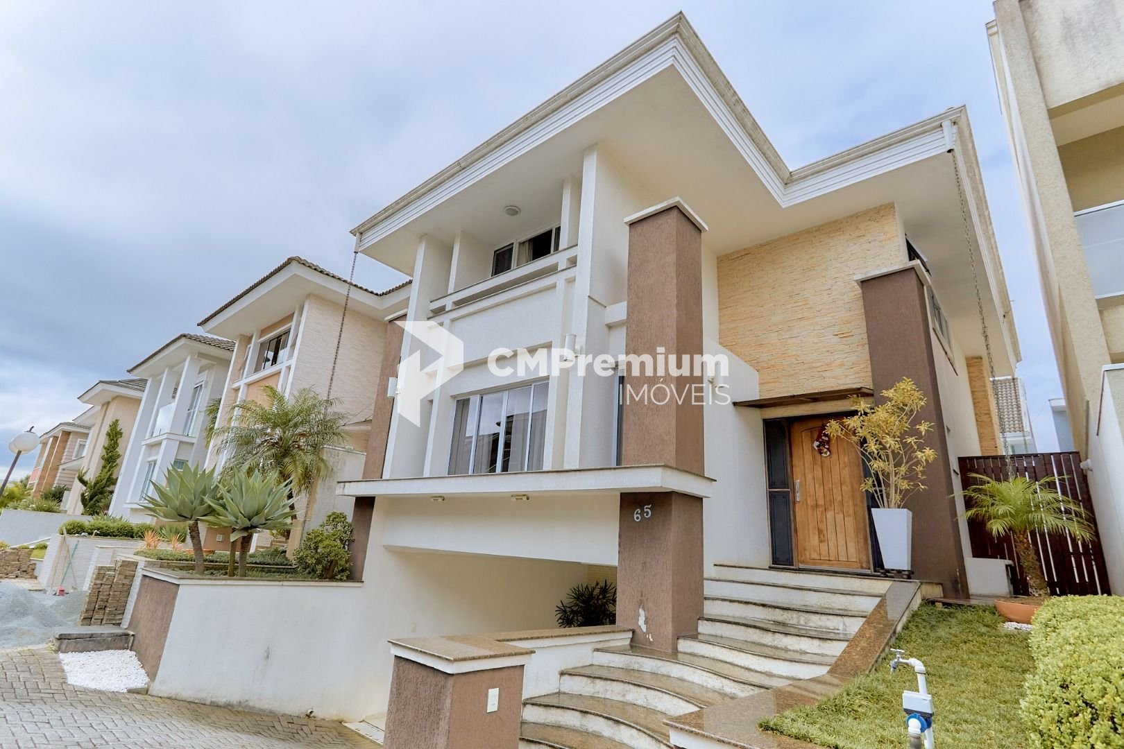 Casa com 3 quartos à venda, 229 m2 por R  1.690.000 - Portão -...