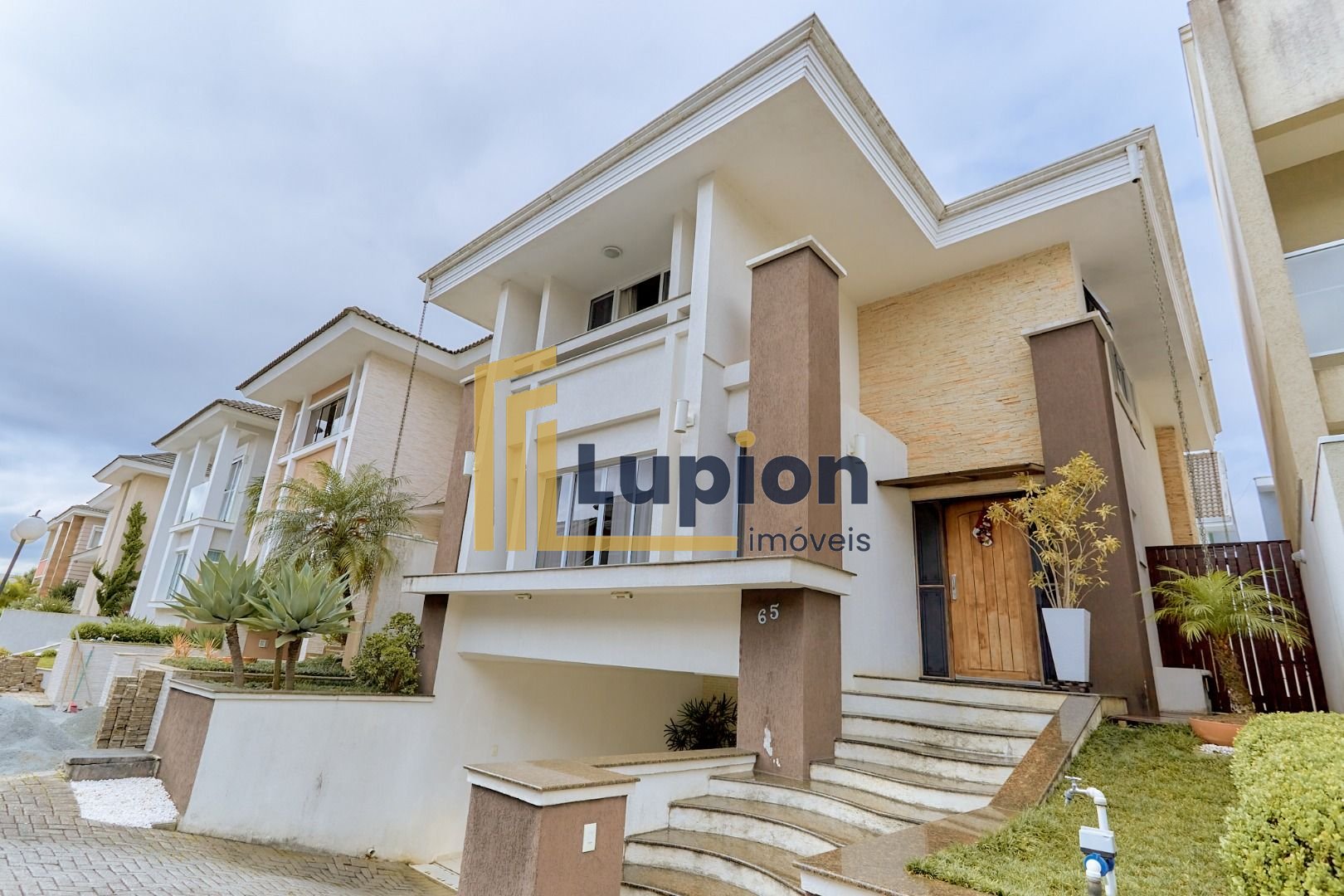 Casa com 3 quartos à venda, 229 m2 por R  1.690.000 - Portão -...
