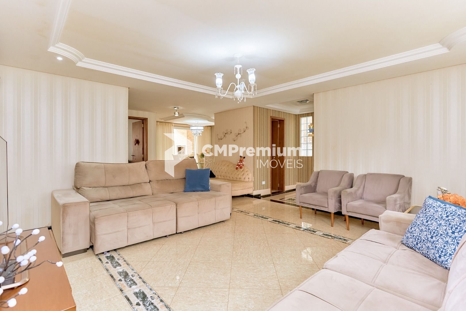 Casa com 3 quartos à venda, 229 m2 por R  1.690.000 - Portão -...