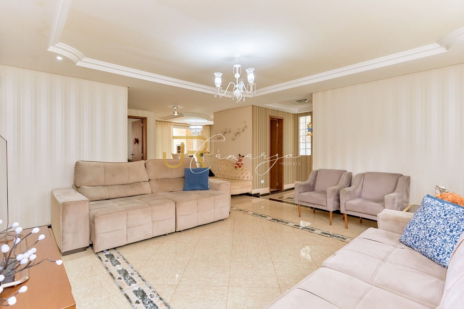 Casa com 3 quartos à venda, 229 m2 por R  1.690.000 - Portão -...