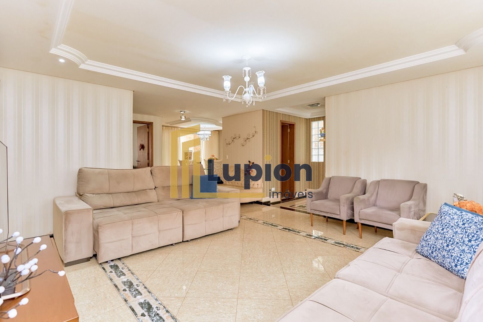 Casa com 3 quartos à venda, 229 m2 por R  1.690.000 - Portão -...