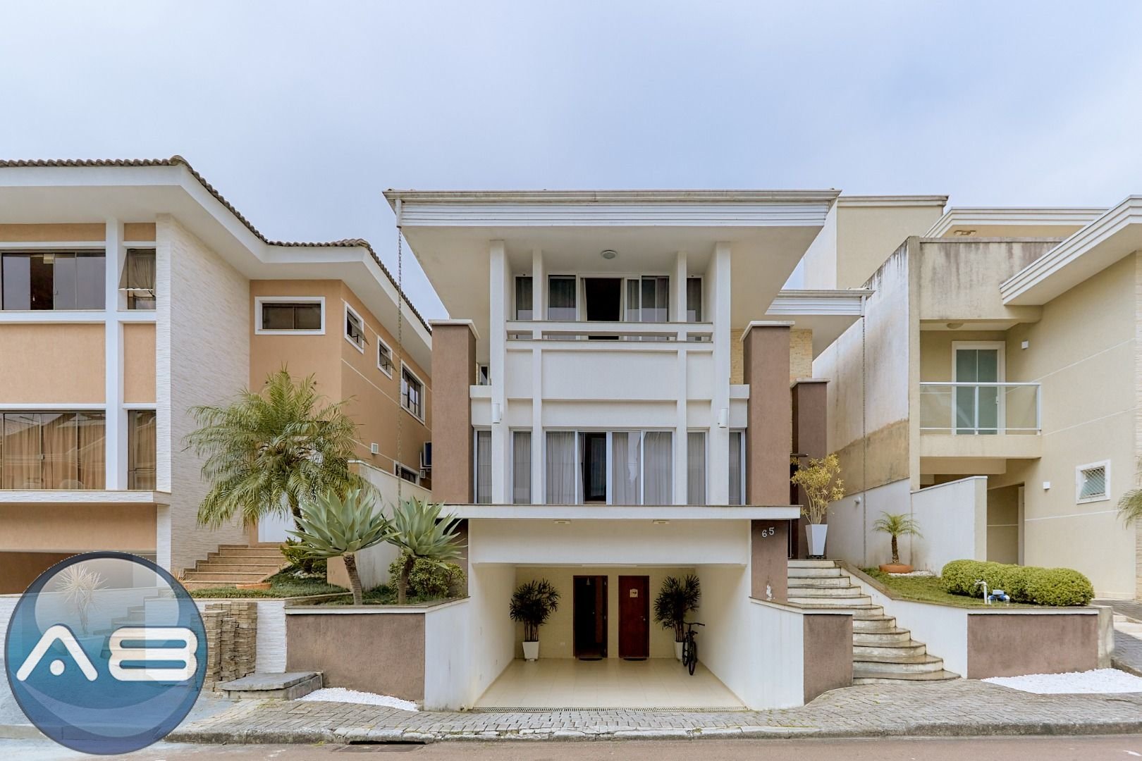 Casa com 3 quartos à venda, 229 m2 por R  1.690.000 - Portão -...