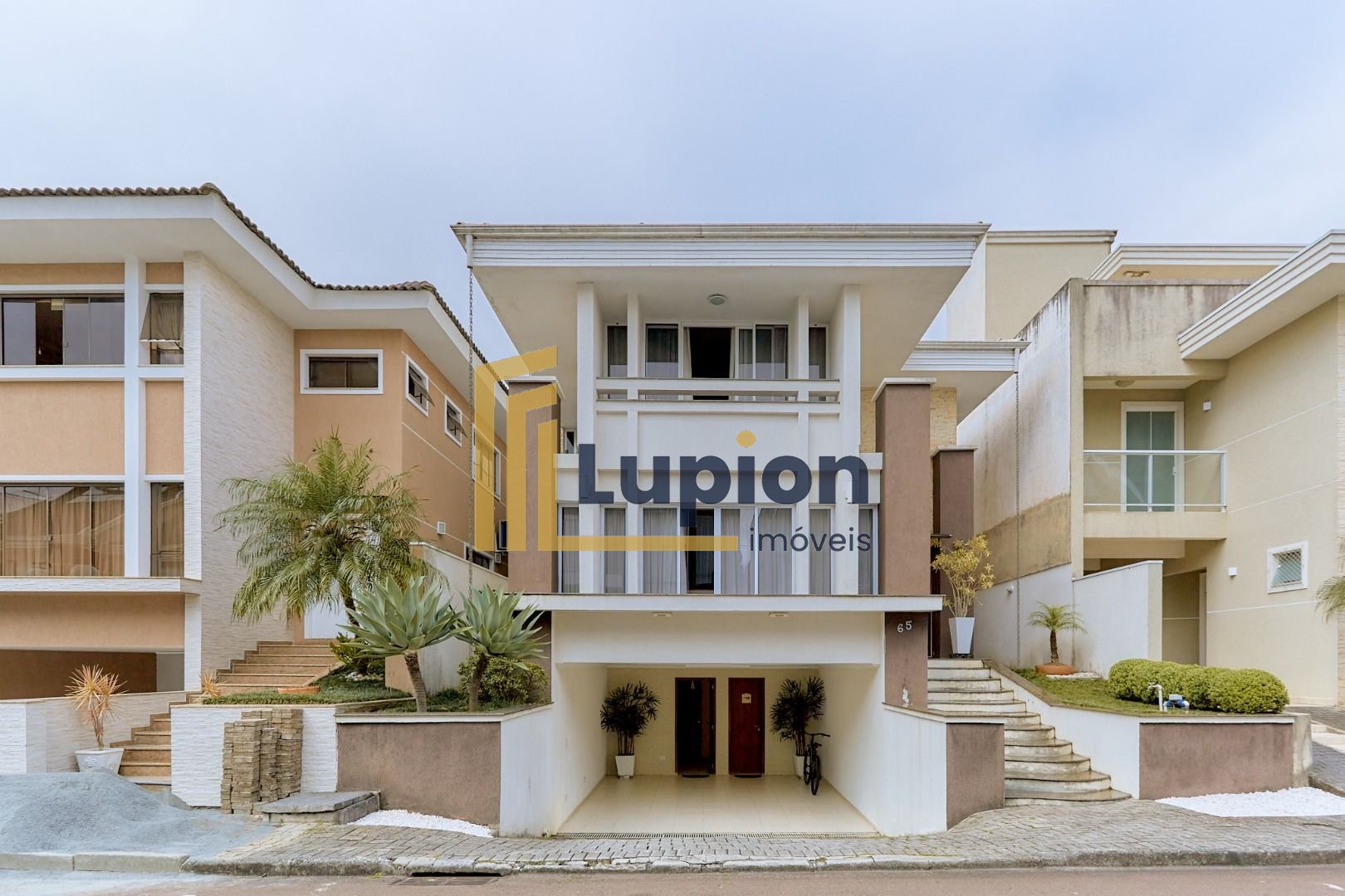 Casa com 3 quartos à venda, 229 m2 por R  1.690.000 - Portão -...