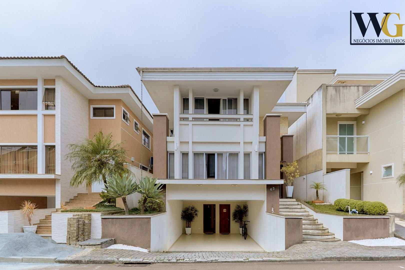 Casa com 3 quartos à venda, 229 m2 por R  1.690.000 - Portão -...