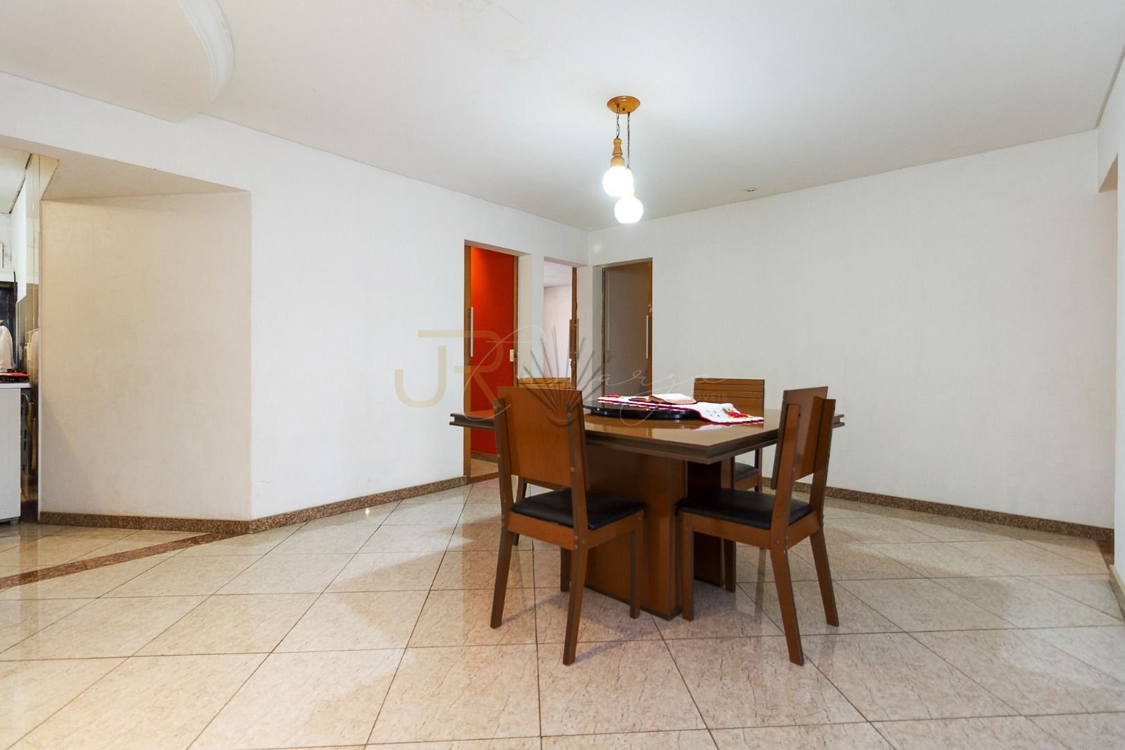 Sobrado com 4 quartos à venda, 655 m2, Pinheirinho - Curitiba PR