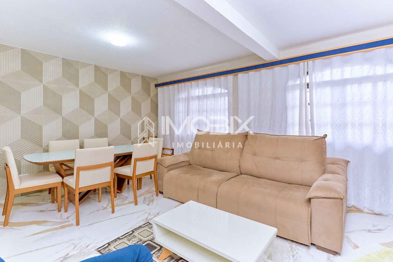 Sobrado com 4 quartos à venda, 162 m2 por R  649.000 - Xaxim -...