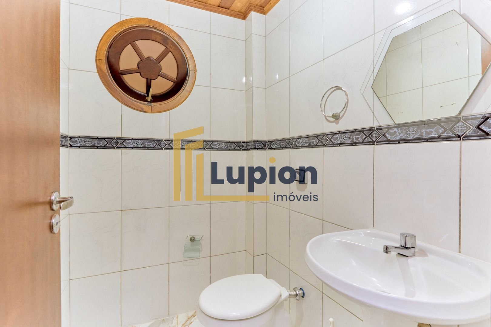 Sobrado com 4 quartos à venda, 162 m2 por R  649.000 - Xaxim -...