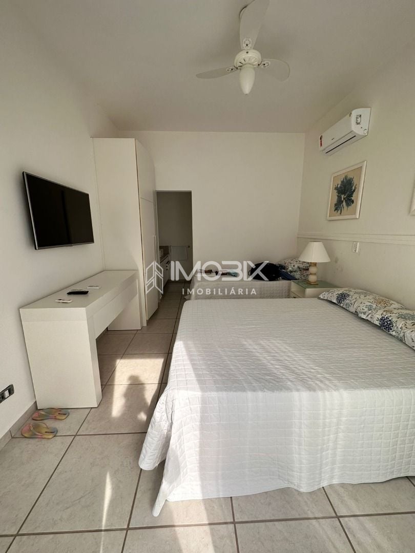 Sobrado com 3 Suítes à venda, 230 m2 por R  2.499.000 - Brejat...